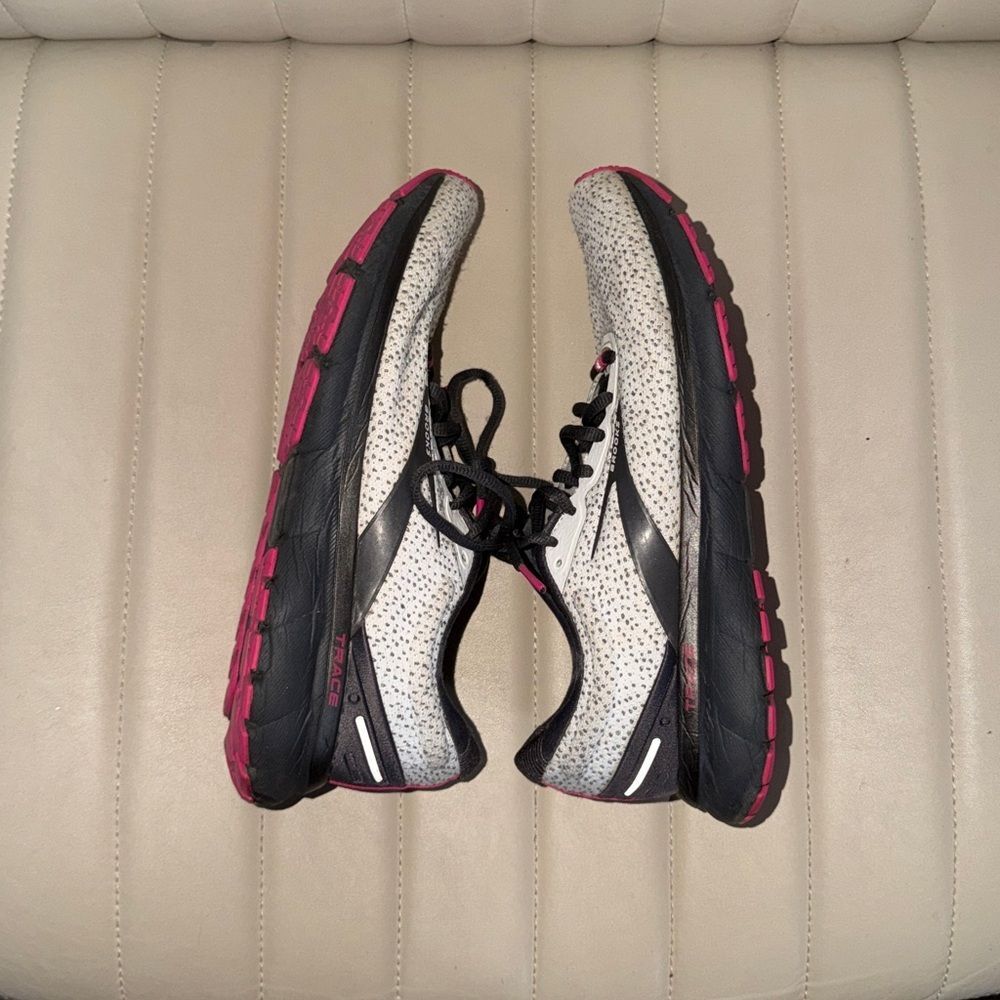 Brooks Trace Running Shoes Women’s Size 10 Black White Pink Athletic Sneakers